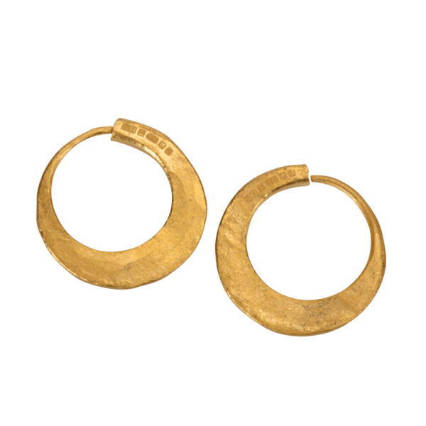 Semaine tastemaker wears gold earrings