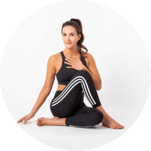 Semaine tastemaker Margot Henderson does yoga with adriene