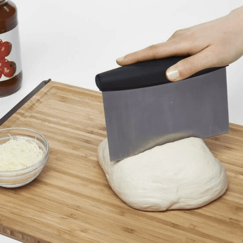 Multipurpose Bench Scraper and Chopper, OXO, CHopping BOard, DOugh, chosen by Semaine Tastemaker Paris Starn.