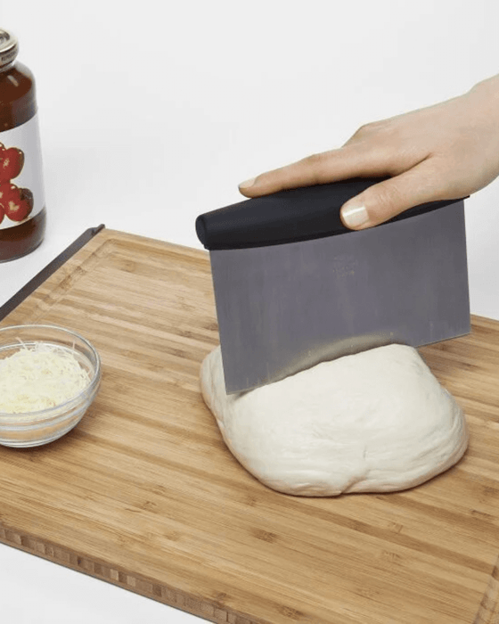 Multipurpose Bench Scraper and Chopper, OXO, CHopping BOard, DOugh, chosen by Semaine Tastemaker Paris Starn.